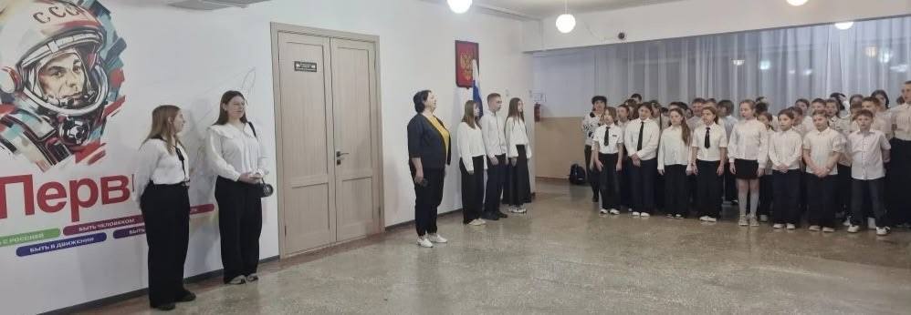 Еженедельная линейка выноса флага Российской федерации Еженедельная линейка выноса флага Российской федерации.