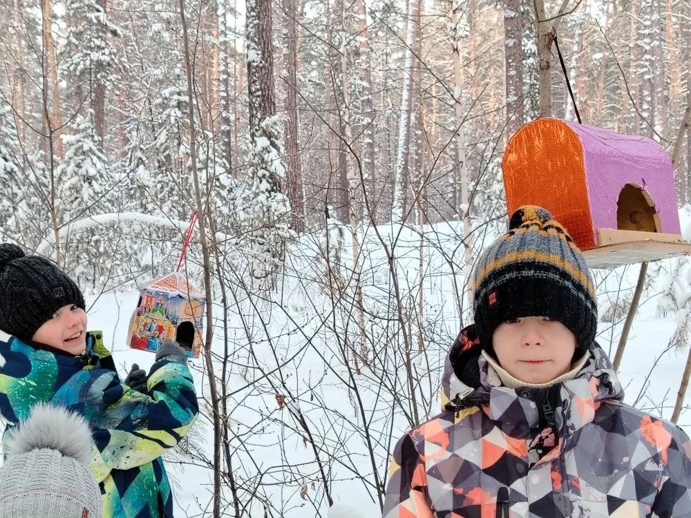 Каждой пичужке по кормушке Каждой пичужке по кормушке.