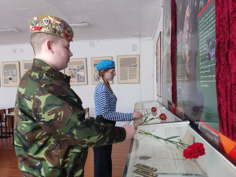 15 февраля в МБОУ «Бродковская СОШ» прошло традиционное мероприятие «Урок мужества», посвящённое Дню памяти о россиянах, исполнявших служебный долг за пределами Отечества.