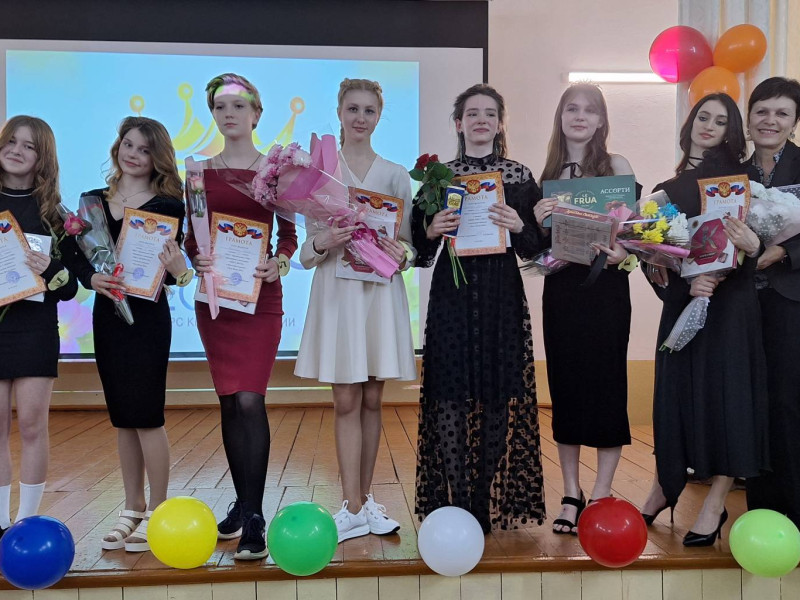 21 марта в МБОУ «Бродковская СОШ» прошел конкурс для учащихся 8-11 классов «Мисс Весна 2024».